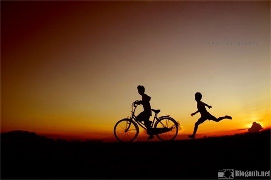 trẻ con, xe đạp, ngược sáng