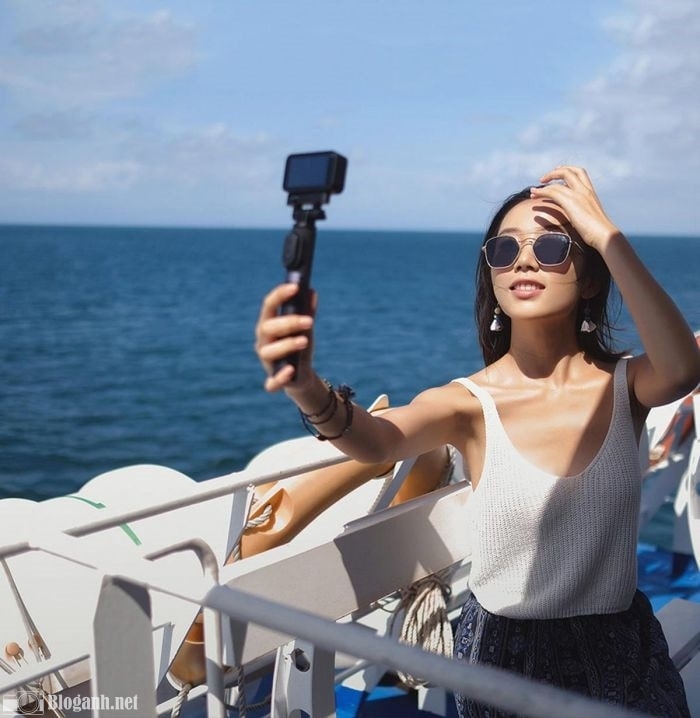 Gậy selfie là đồ không thể thiếu trong các chuyến đi du lịch. Ảnh: Internet